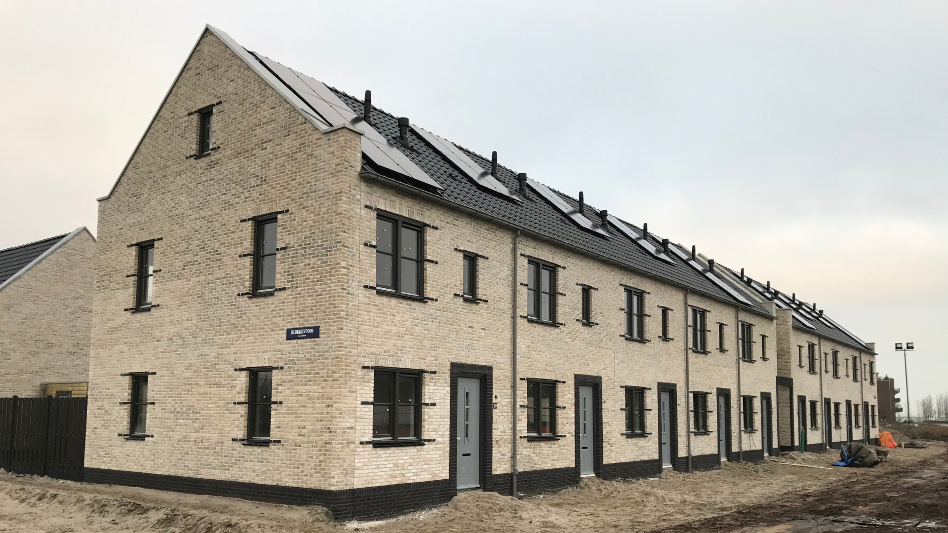 ontwerp nieuwbouwwoning stationskwartier Kampen - tuitgevels en details geïnspireerd op bouwstijl Hanzestad - ontwerp door Nonon Architectuur (Ronald Grotenhuis)