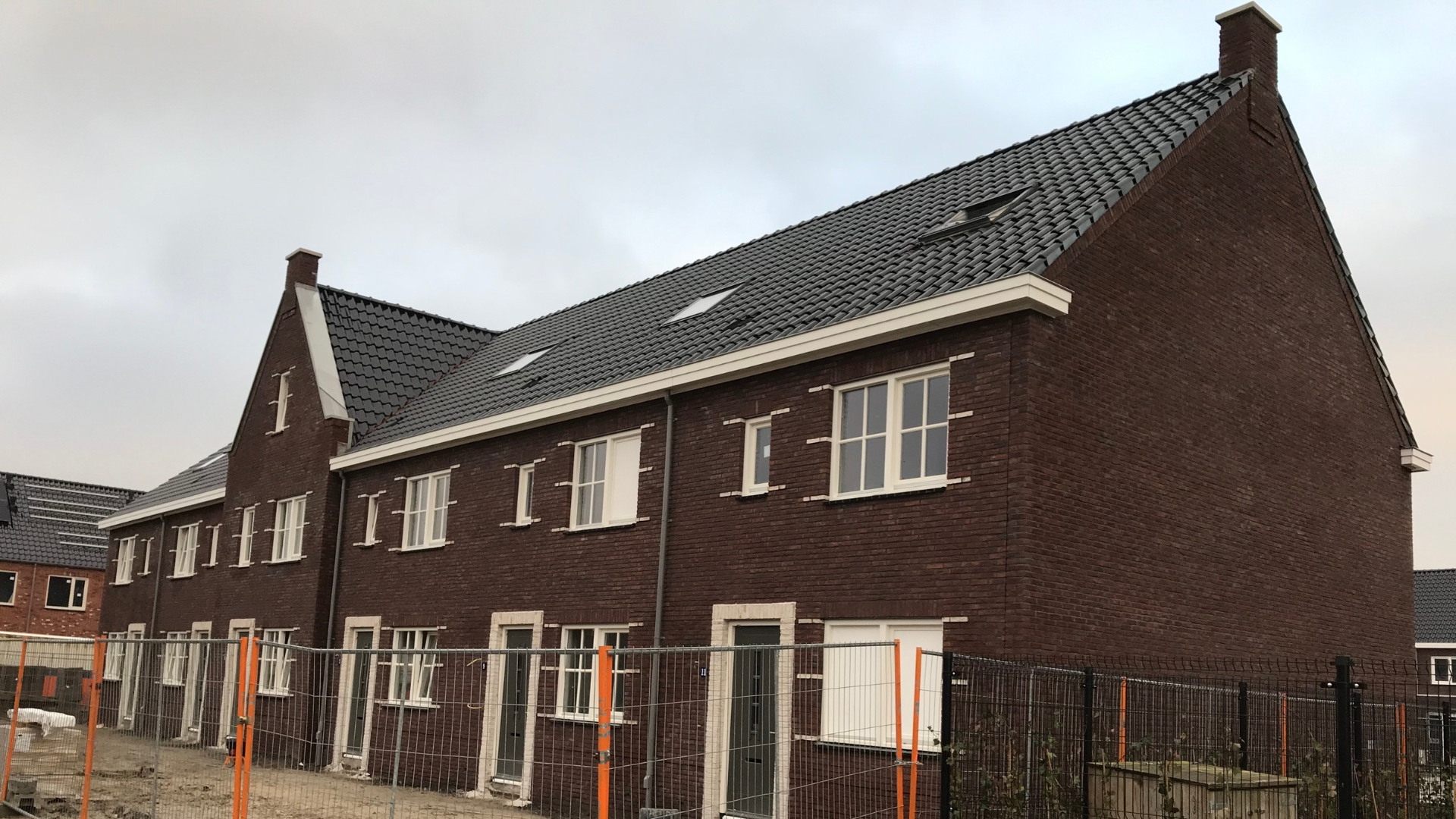 ontwerp nieuwbouwwoning stationskwartier Kampen - tuitgevels en details geïnspireerd op bouwstijl Hanzestad - ontwerp door Nonon Architectuur (Ronald Grotenhuis)